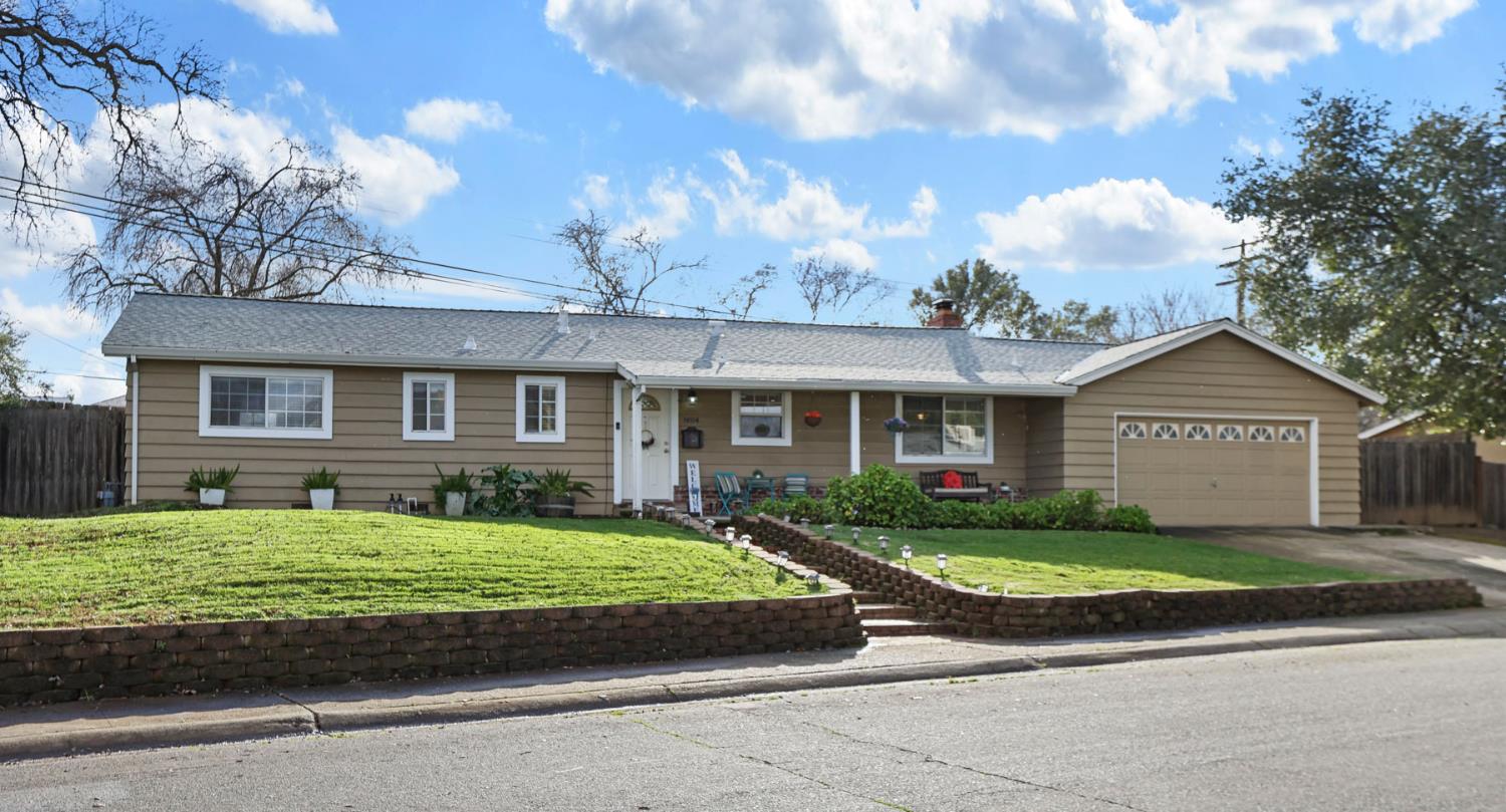 8814 Mohawk Way Fair Oaks, CA 95628 - Photo 34 of 34 a front view of a house with a yard