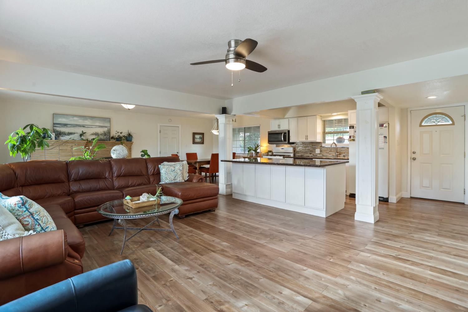 8814 Mohawk Way Fair Oaks, CA 95628 - Photo 8 of 34 a living room with furniture and kitchen view