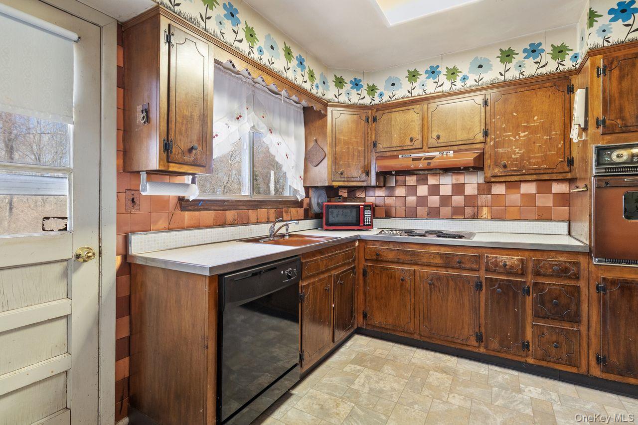 24 Highview Road Ossining, NY 10562 - Photo 16 of 43 Eat in kitchen that leads to deck.