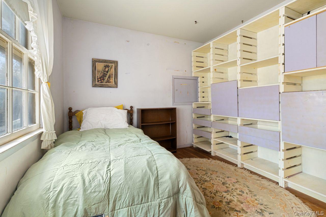 24 Highview Road Ossining, NY 10562 - Photo 19 of 43 Bedroom with shelves that can be removed. Natural hardwood floors.