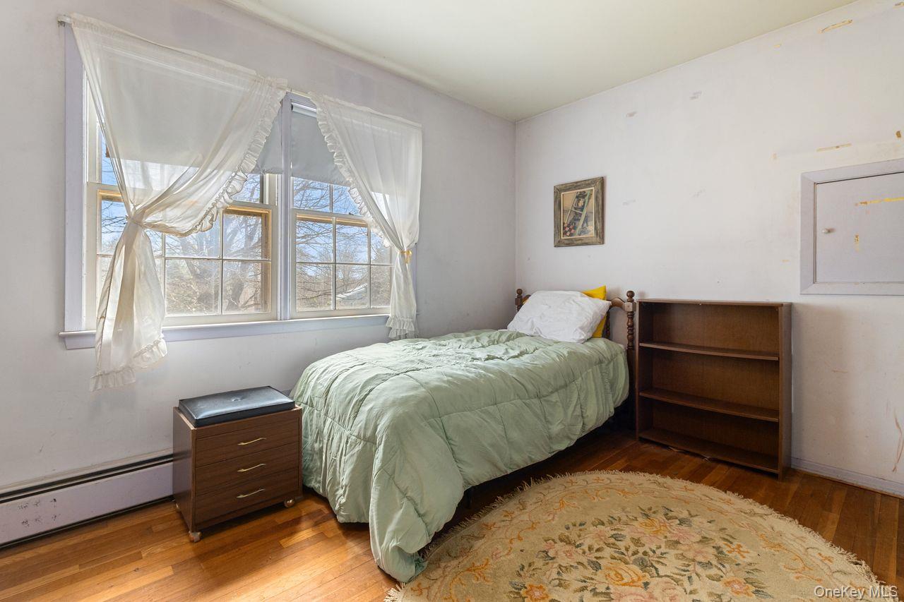 24 Highview Road Ossining, NY 10562 - Photo 20 of 43 1st bedroom with natural hardwood floors.