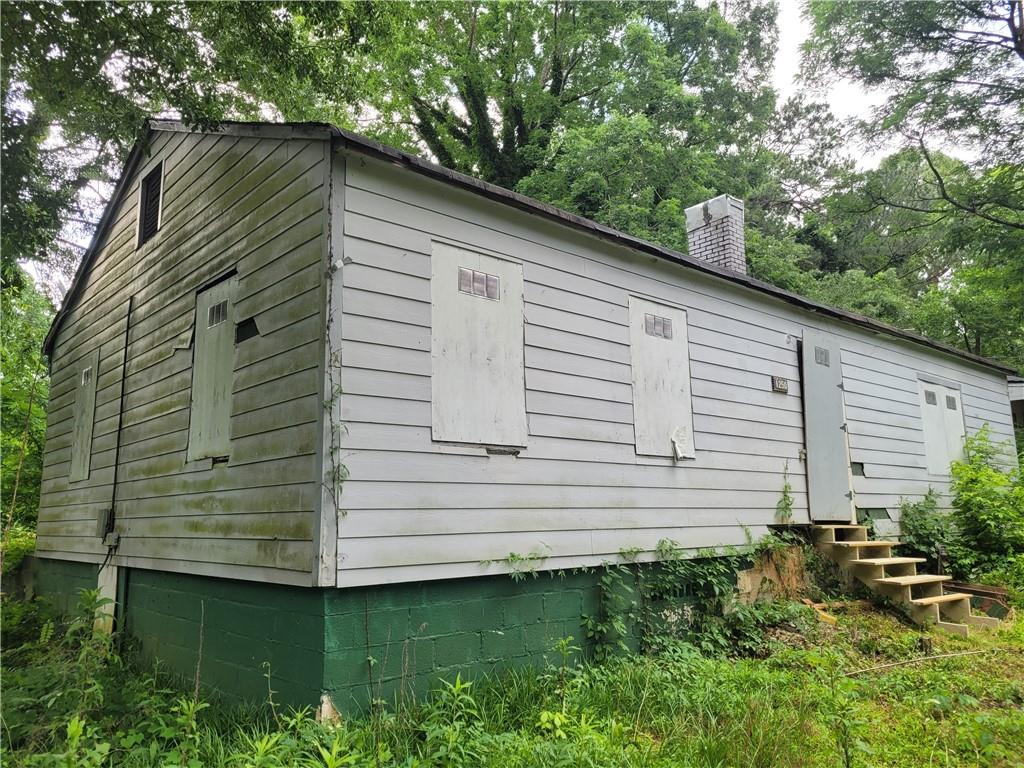 a view of a back yard of the house