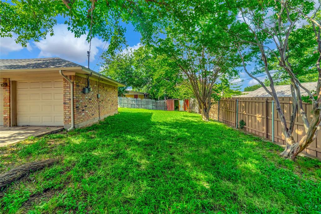 6021 Sycamore Creek Road Edgecliff Village, TX 76134 - Photo 32 of 37 View of yard featuring an attached garage
