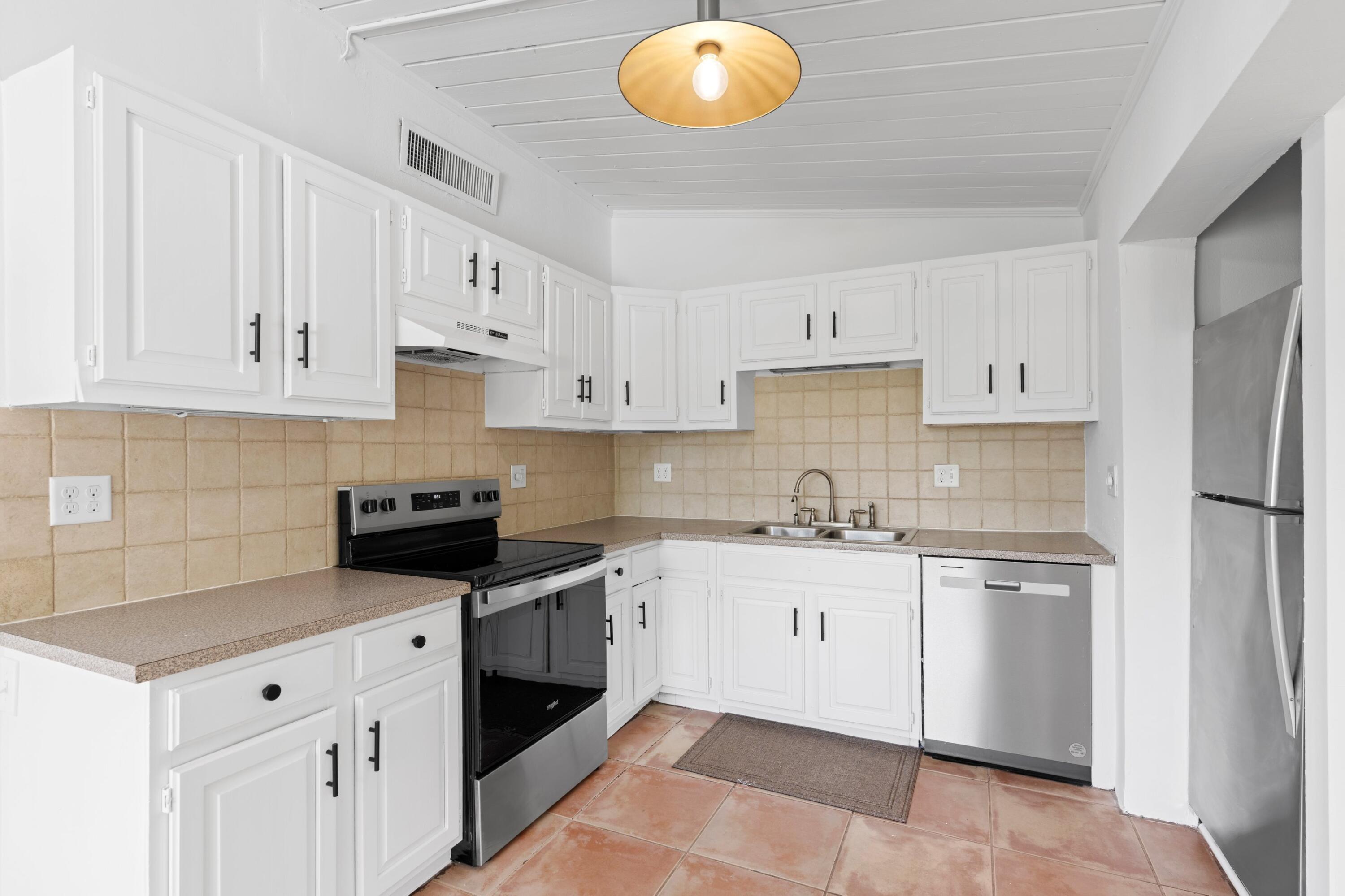 434 Ipswich Street Boca Raton, FL 33487 - Photo 5 of 23 Kitchen