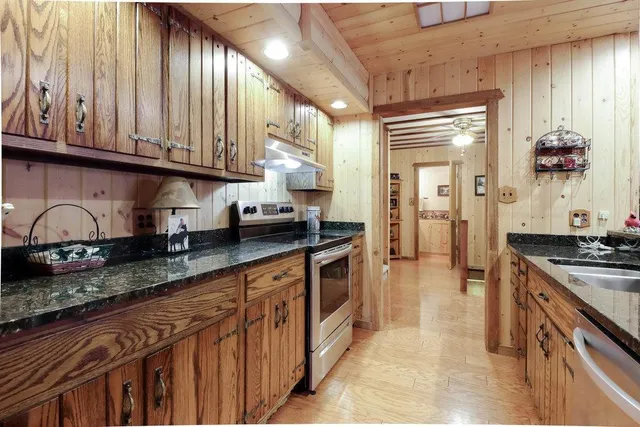 $460,000 | 11022 West Arrow Road, Hayward, WI 54843