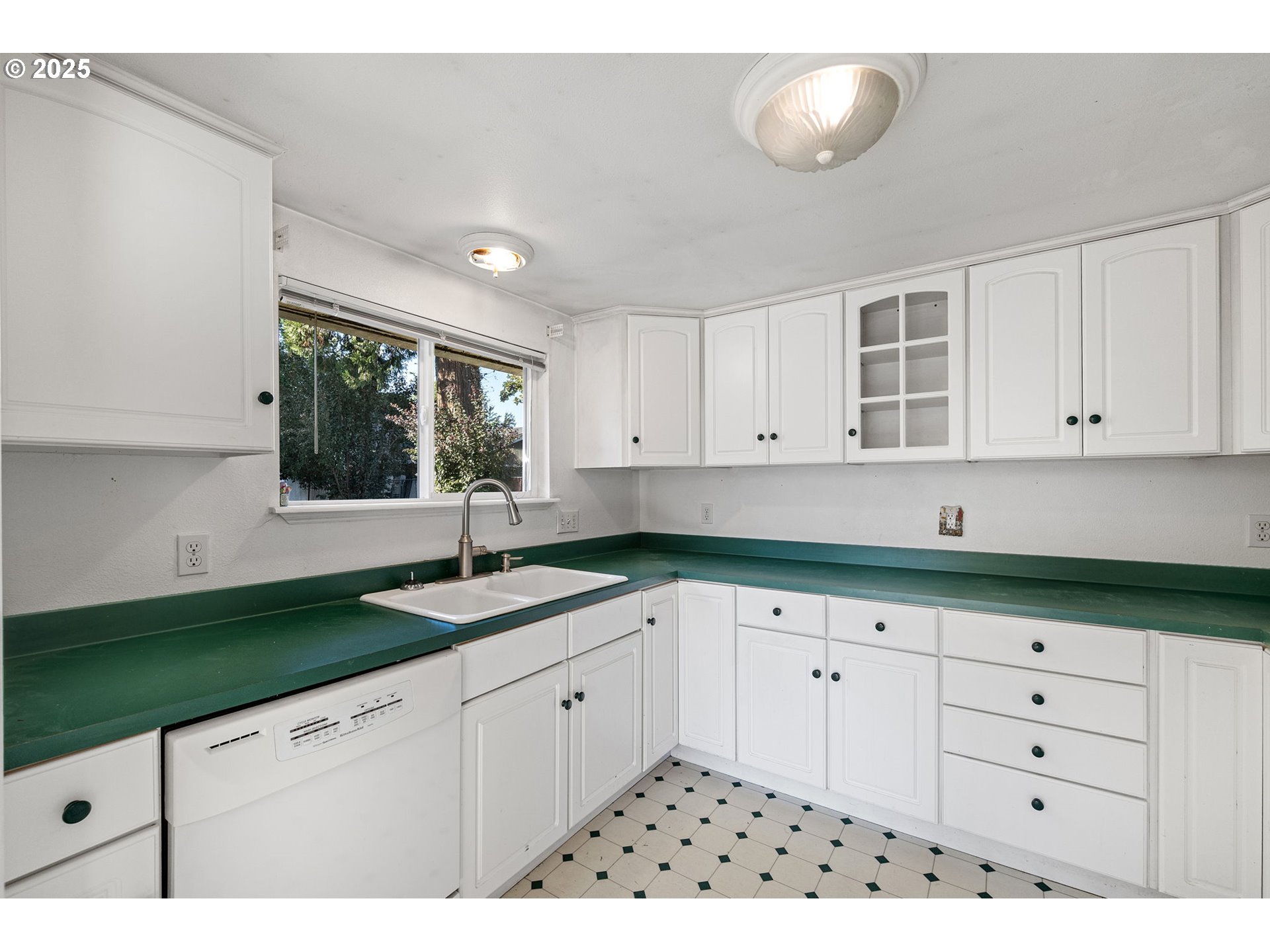 1917 Scott Road Springfield, OR 97477 - Photo 14 of 31 a kitchen with granite countertop a sink and dishwasher