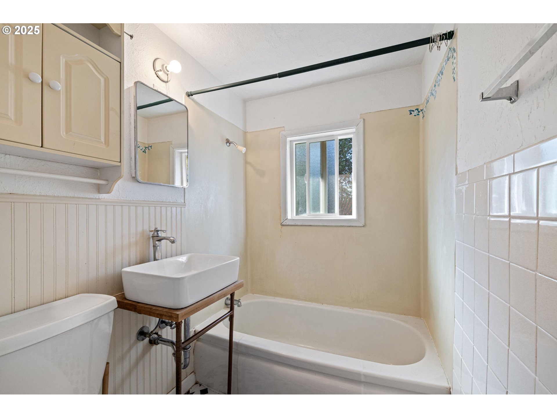 1917 Scott Road Springfield, OR 97477 - Photo 18 of 31 a bathroom with a sink a mirror and a bathtub