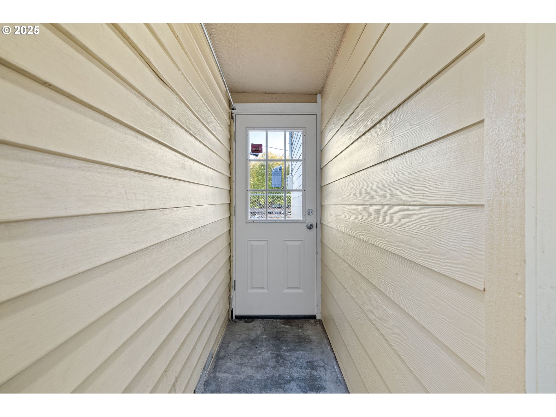1917 Scott Road Springfield, OR 97477 - Photo 22 of 31 a view of an empty walk in closet