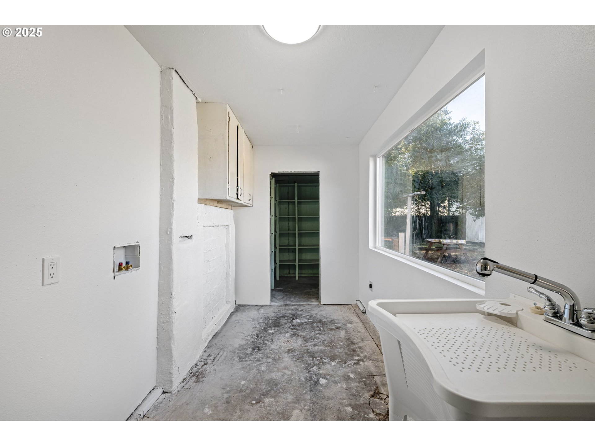 1917 Scott Road Springfield, OR 97477 - Photo 23 of 31 a bathroom with a sink mirror and a bathtub