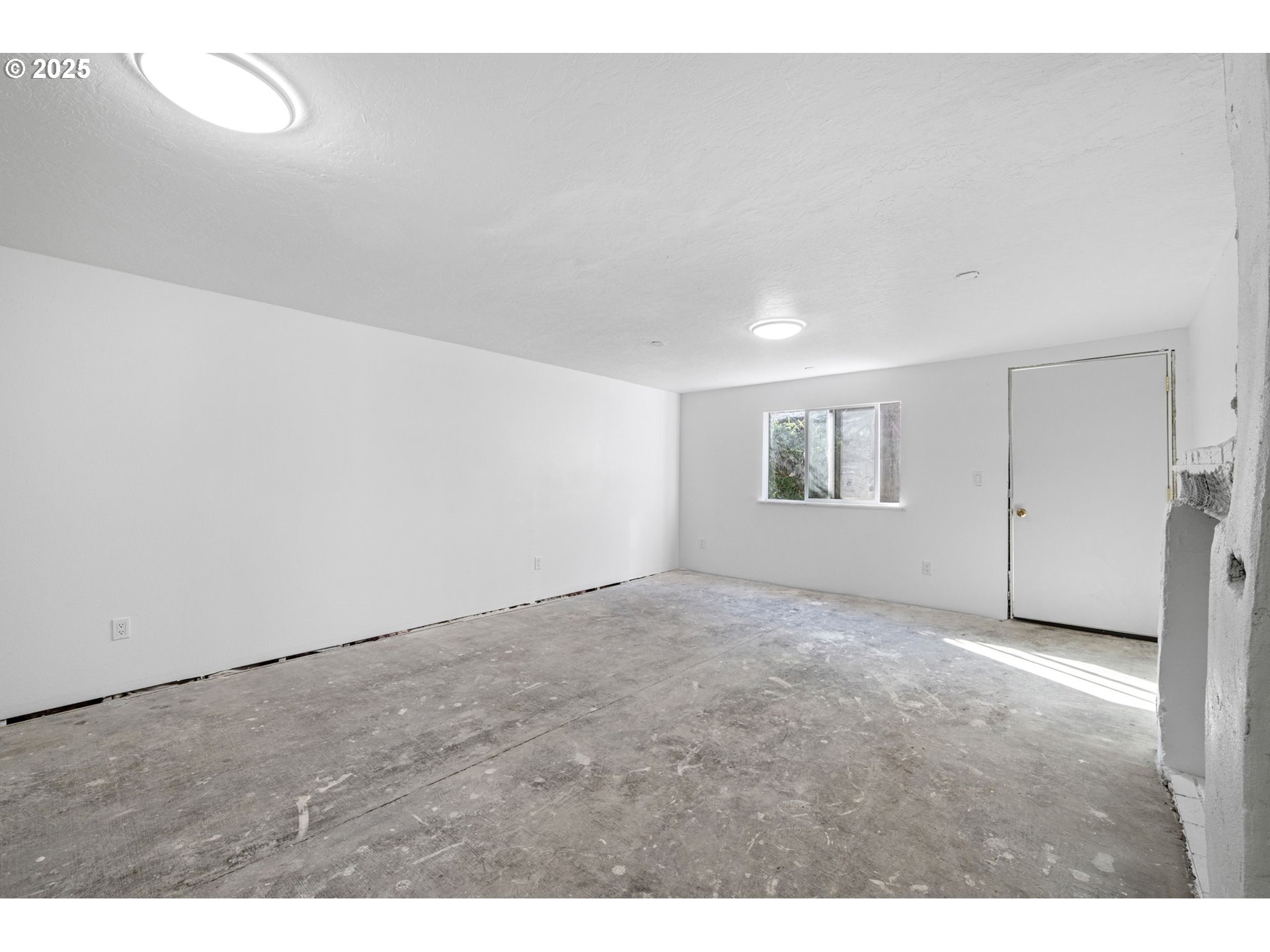 1917 Scott Road Springfield, OR 97477 - Photo 25 of 31 a view of an empty room with wooden floor and a window