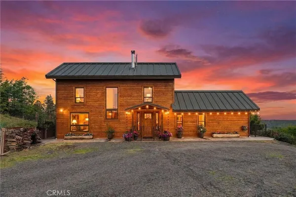 a view of a back yard