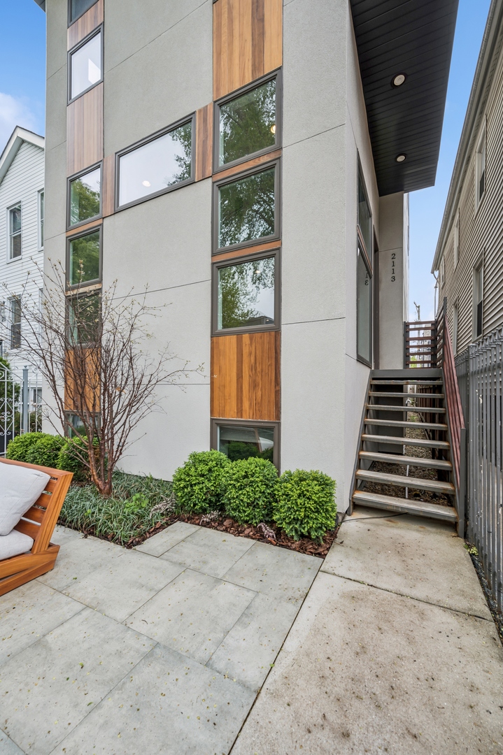 2113 West Huron Street Chicago, IL 60612 - Photo 5 of 49 a entryway view with sitting space
