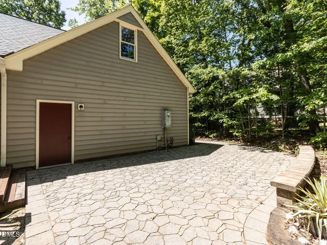 a view of backyard with small cabin