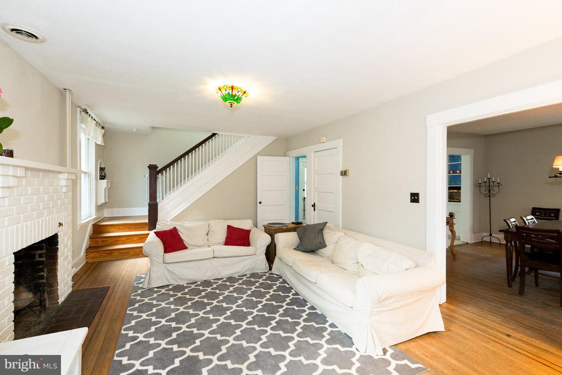 630 St Johns Road Baltimore, MD 21210 - Photo 3 of 29 Living Room