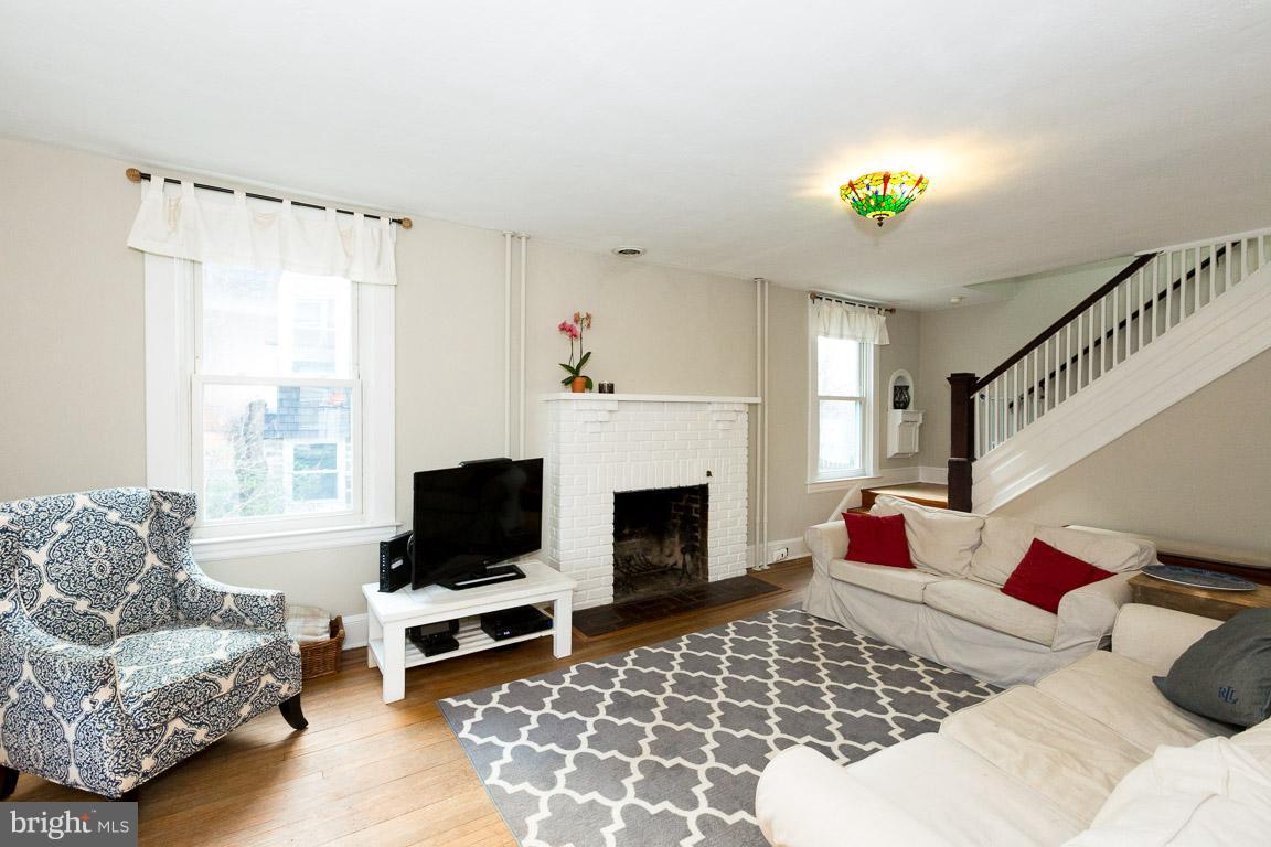 630 St Johns Road Baltimore, MD 21210 - Photo 4 of 29 Living Room