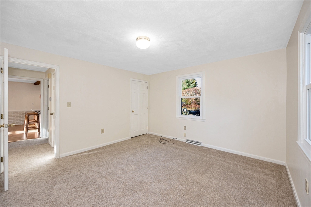 18 Beech Street Townsend, MA 01469 - Photo 13 of 39