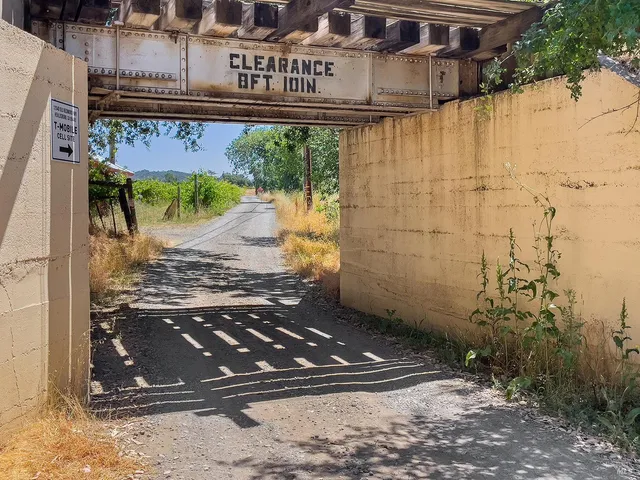 $1,725,000 | 11940 Old Redwood Highway, Healdsburg, CA 95448