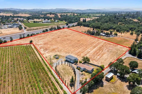 $1,725,000 | 11940 Old Redwood Highway, Healdsburg, CA 95448
