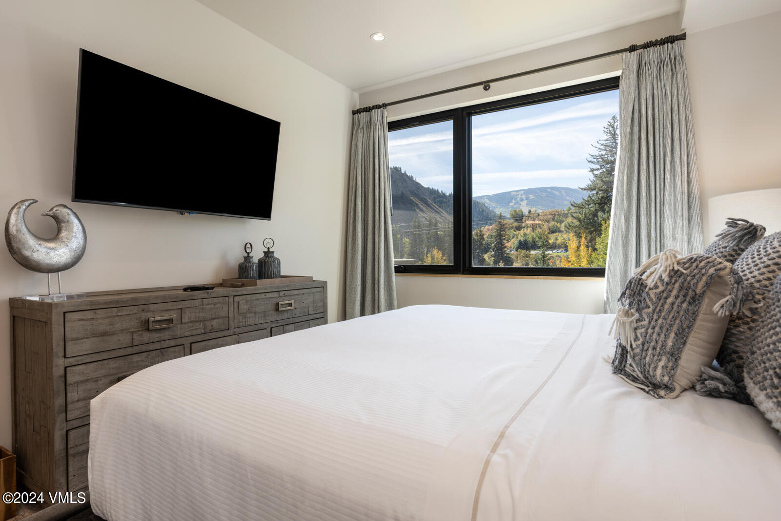 1 Waterfront Way, Unit 106 Avon, CO 81620 - Photo 17 of 34 Guest Bedroom