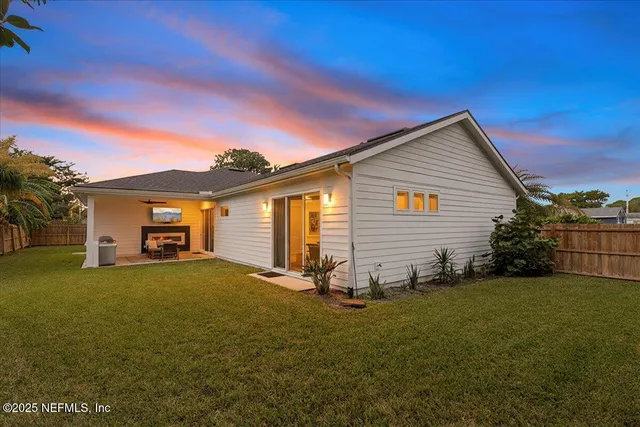a view of a house with backyard and garden