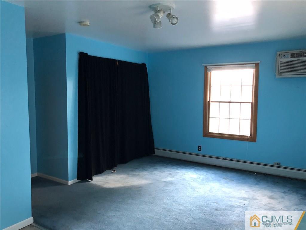 160 Winthrop Road Edison, NJ 08817 - Photo 15 of 18 an empty room with windows