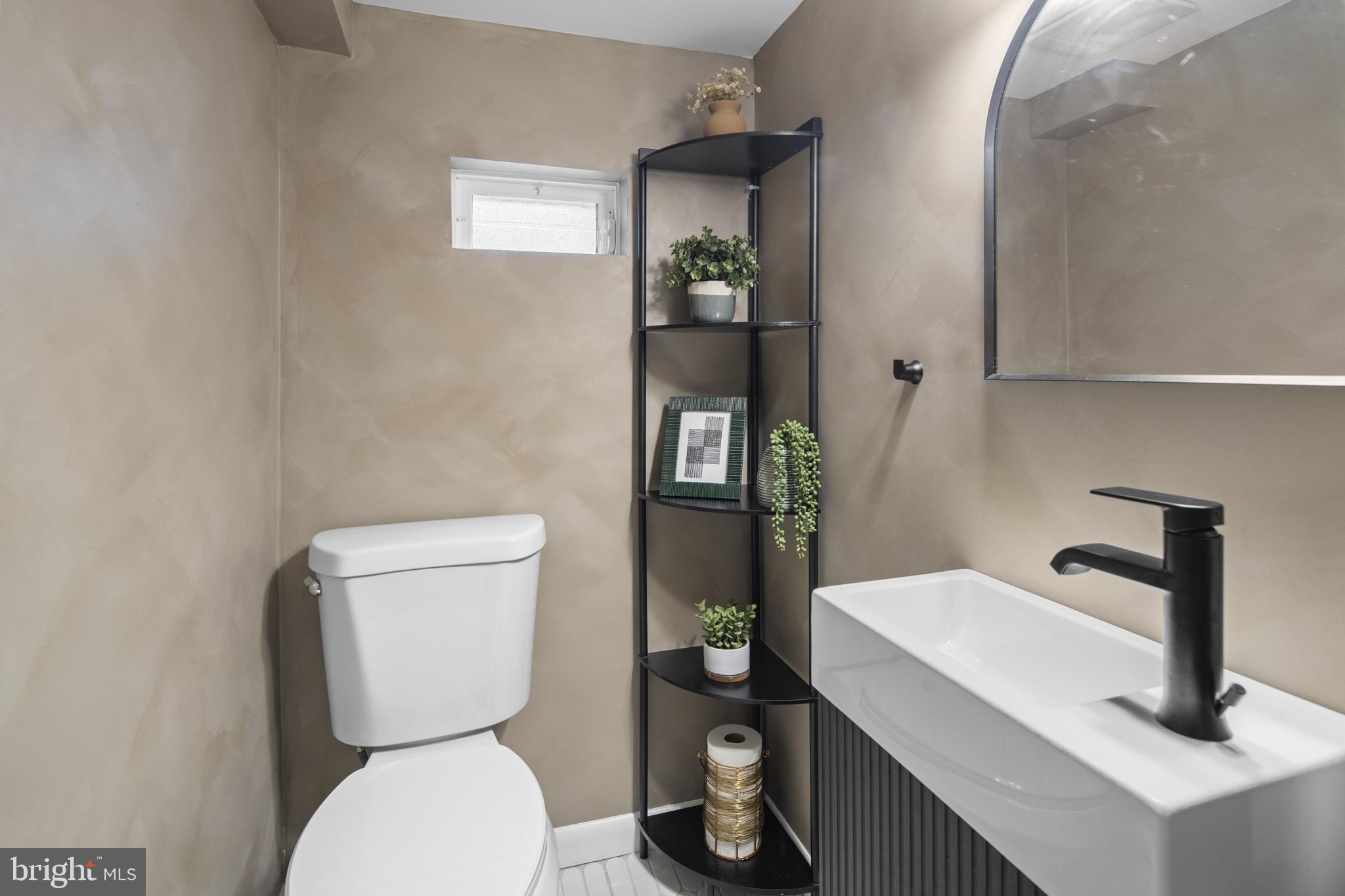 809 Moore Street Philadelphia, PA 19148 - Photo 11 of 21 1st floor Half bath