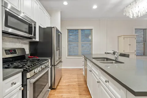 $739,000 | 1511 North Hudson Avenue, Unit 1S, Chicago, IL 60610