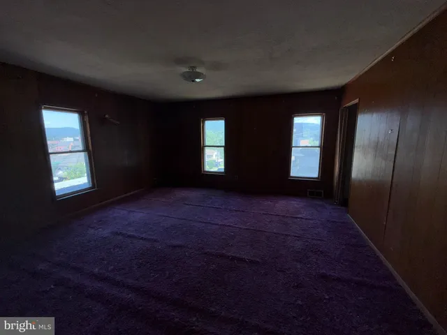 a view of empty room with window