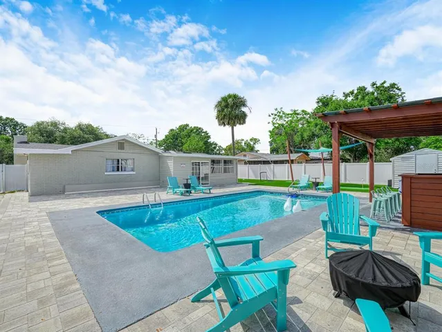 a view of a house with backyard and garden