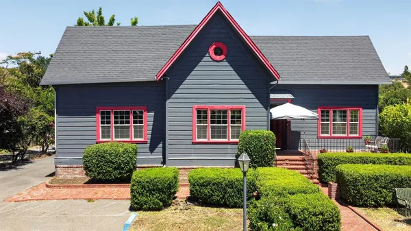 $985,000 | 530 North Cloverdale Boulevard, Cloverdale, CA 95425