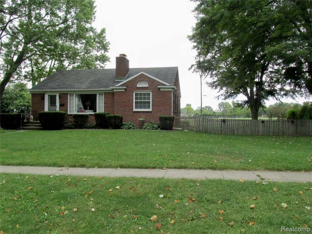 121 Croswell Street Romeo, MI 48065 - Photo 2 of 8 cr-right.jpg
