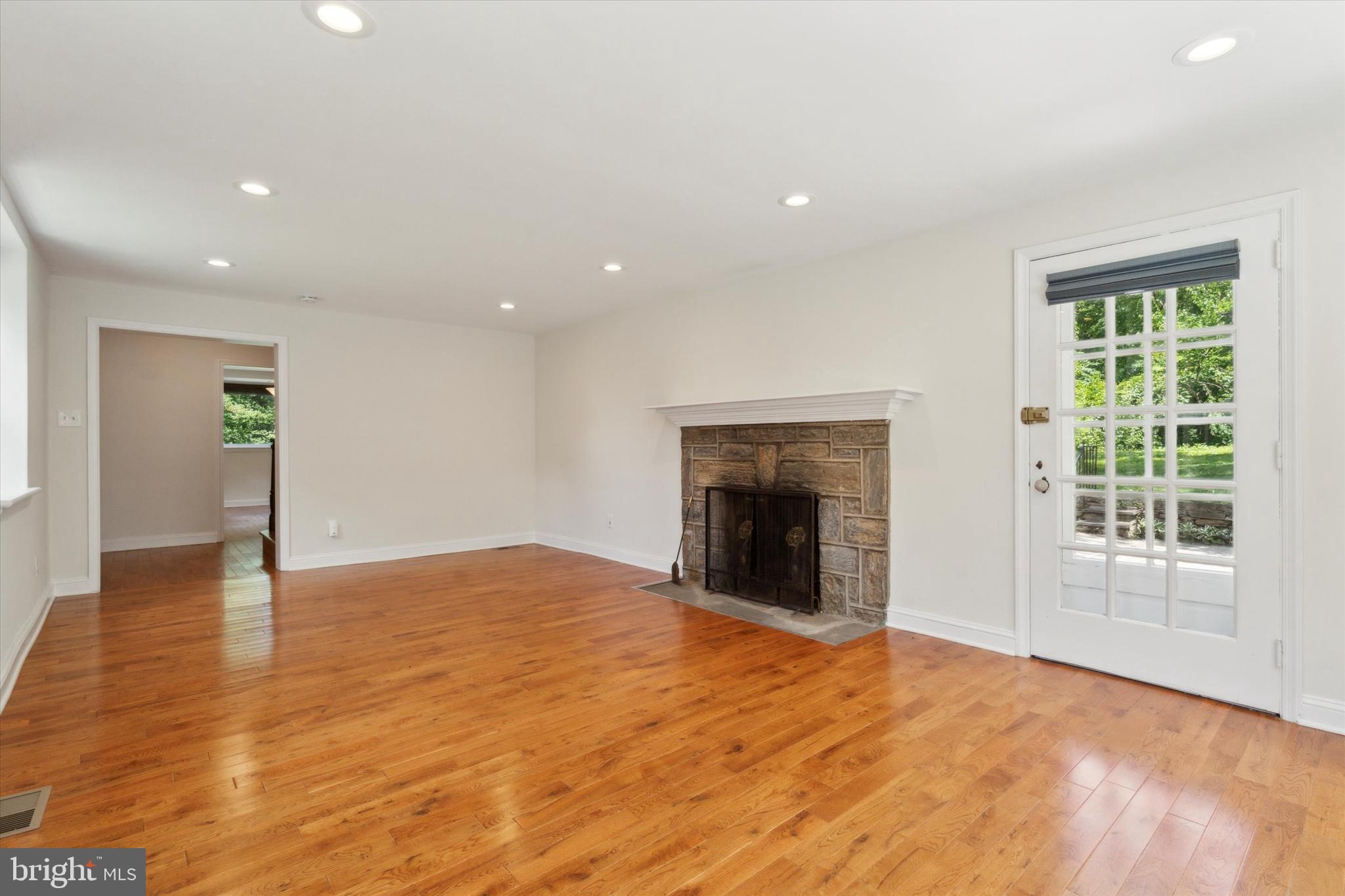 1617 Huntingdon Road Abington, PA 19001 - Photo 3 of 24 Living Room