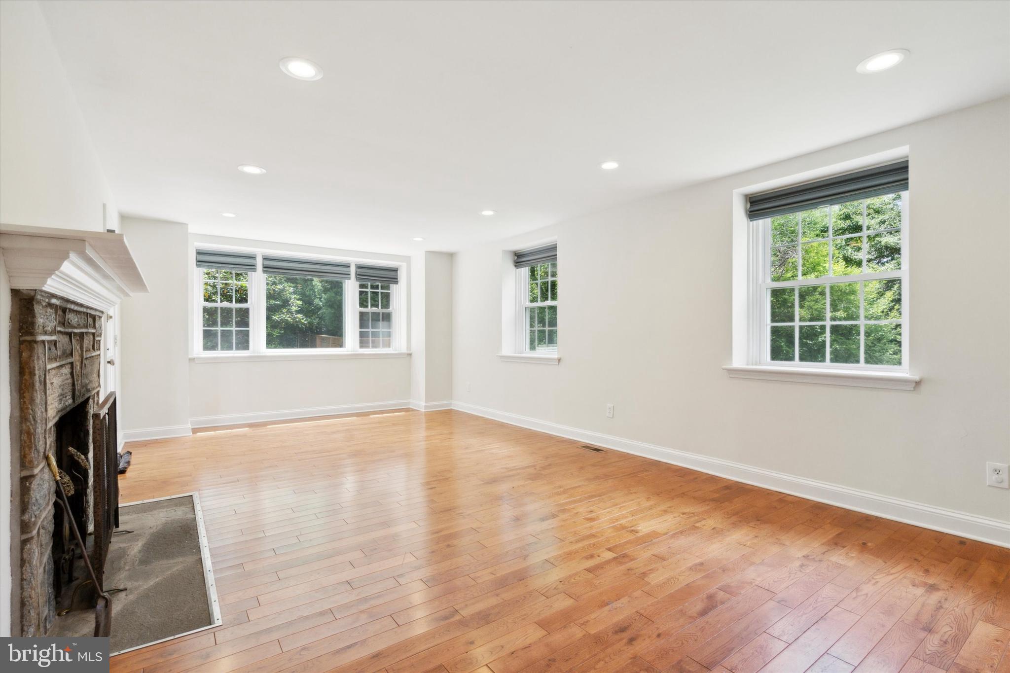 1617 Huntingdon Road Abington, PA 19001 - Photo 4 of 24 Living Room