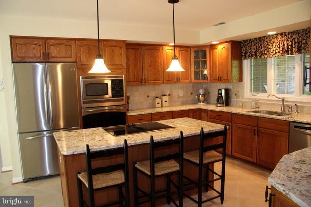 10231 Dunfries Road Vienna, VA 22181 - Photo 24 of 30 Center island w/ Bar - Lots of light