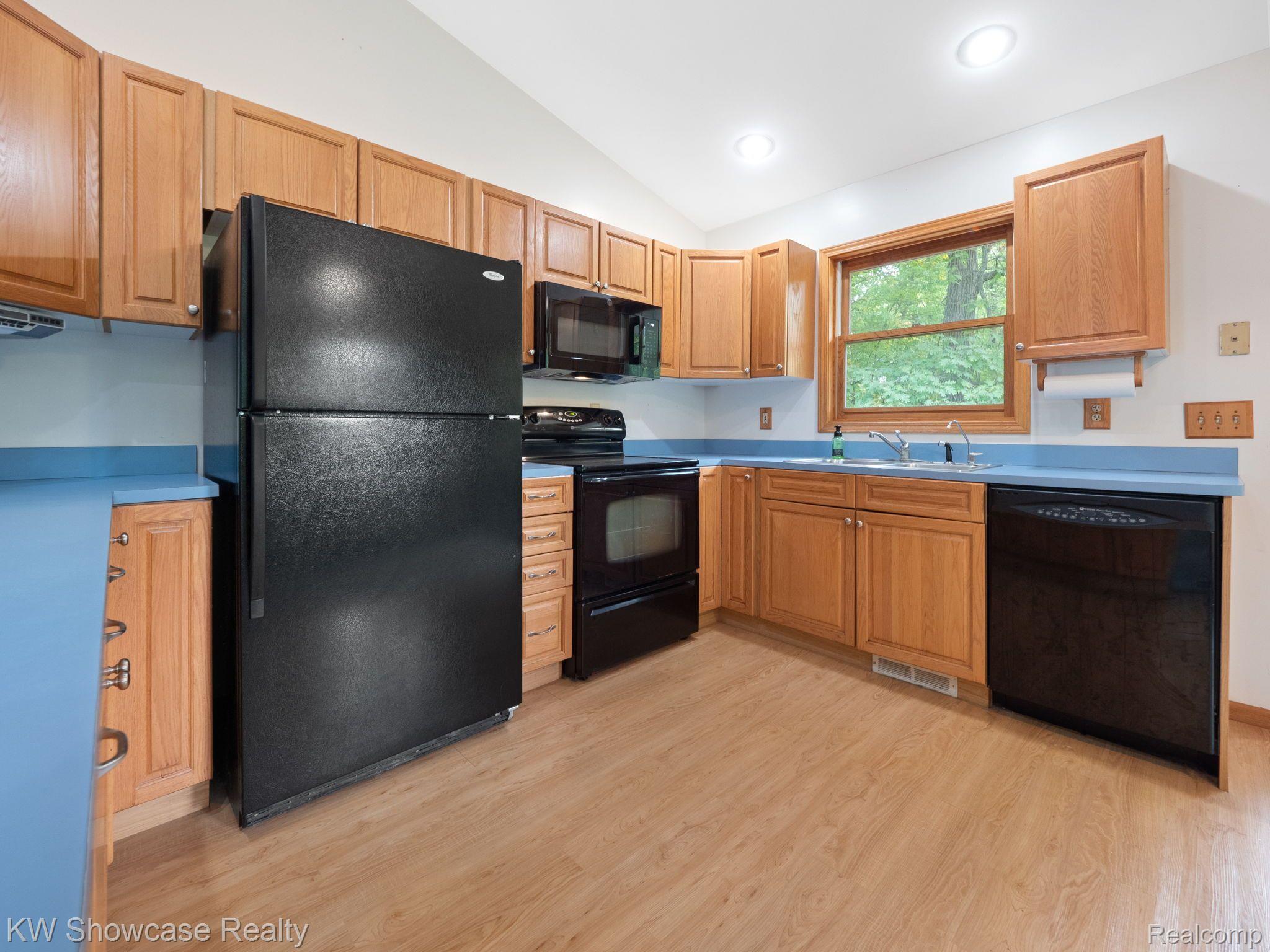 3196 Ridge Road White Lake, MI 48383 - Photo 18 of 30