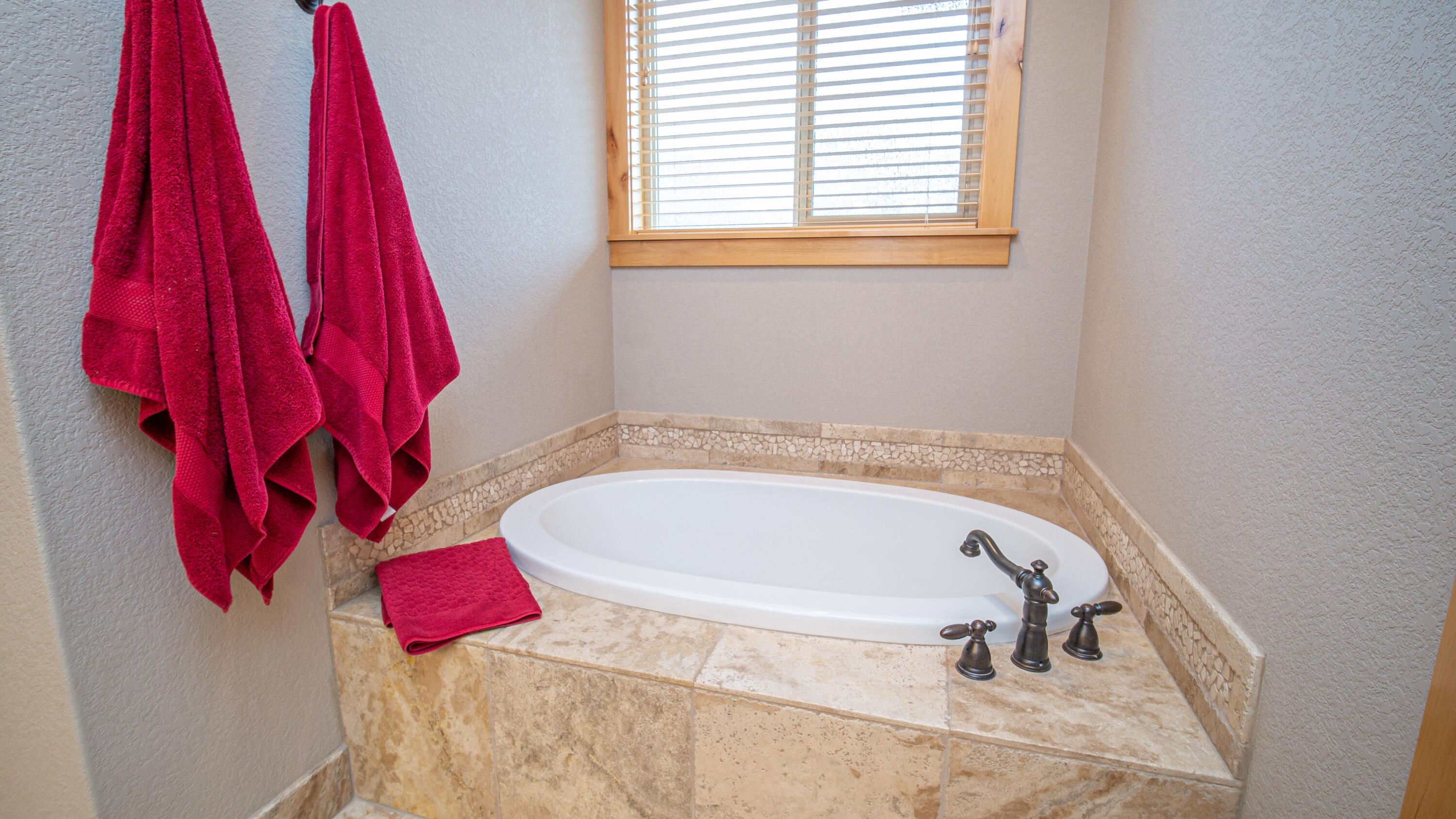 18177 Oregon Loop Sunriver, OR 97707 - Photo 17 of 34 Soaking Tub