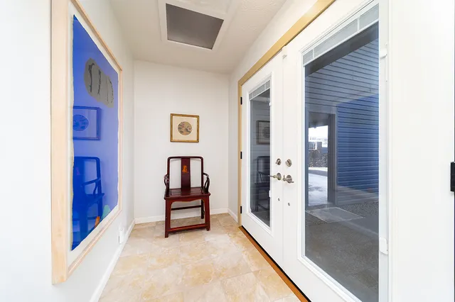 a view of front door with entryway