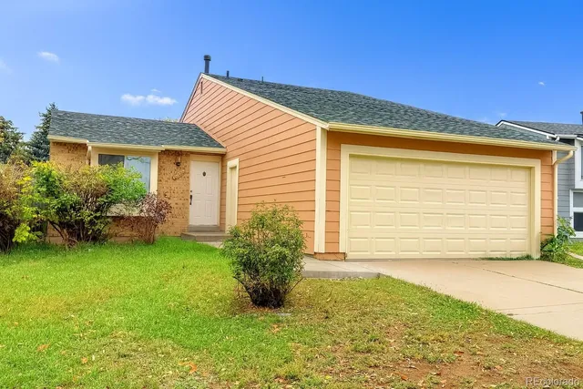 a view of a house with backyard and garden