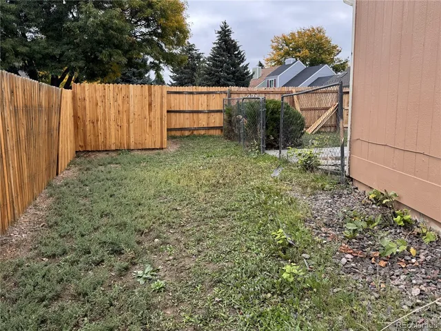 a view of a backyard