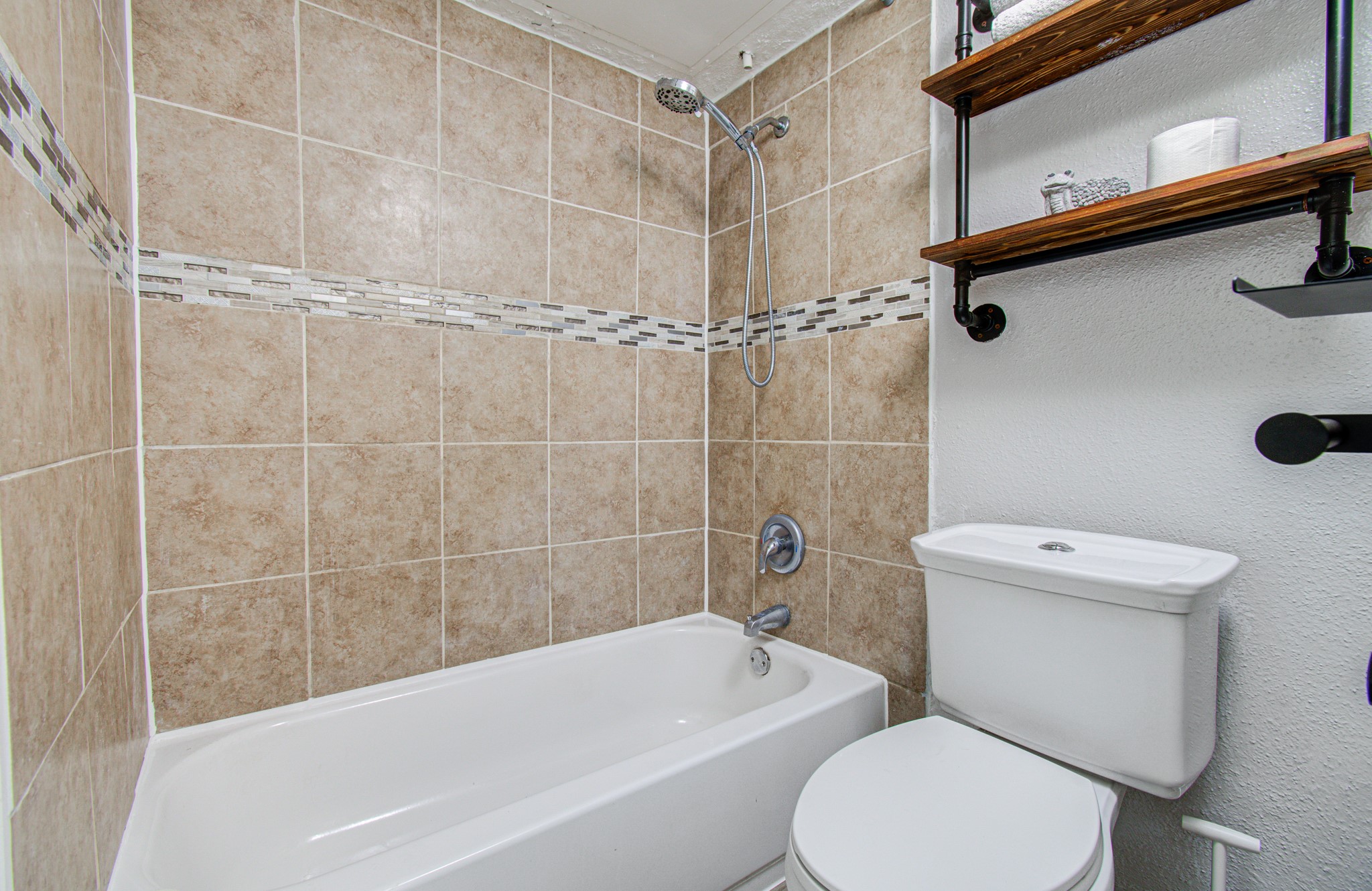 10101 South Gessner Road, Unit 405 Houston, TX 77071 - Photo 17 of 27 a bathroom with a toilet a sink and bathtub