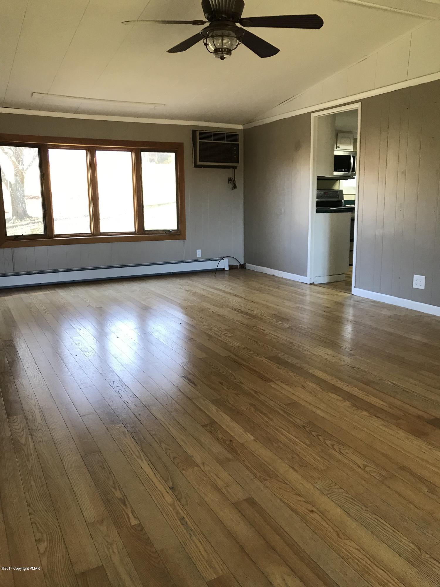 126 Old Stagecoach Road Gilbert, PA 18331 - Photo 16 of 24 Living Room