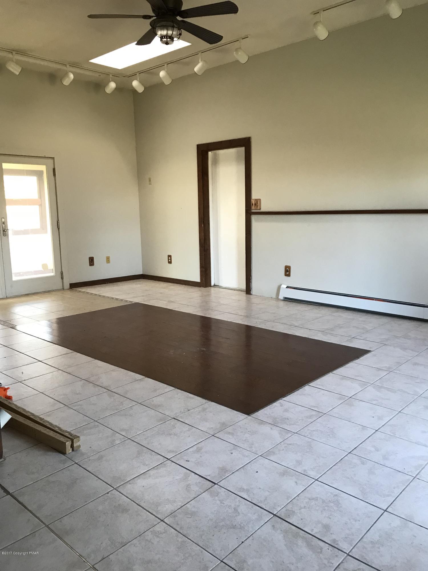 126 Old Stagecoach Road Gilbert, PA 18331 - Photo 10 of 24 Family Room