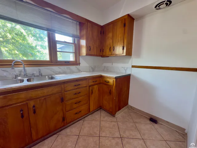 $270,000 | 923 Crestline Drive, Lawrence, KS 66049