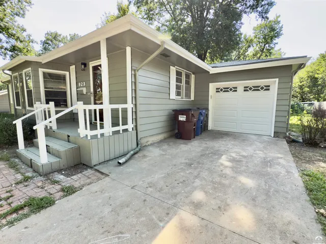 $270,000 | 923 Crestline Drive, Lawrence, KS 66049