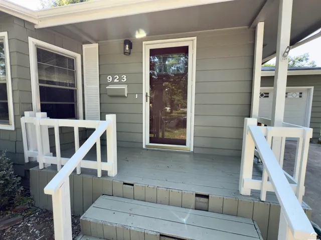 $270,000 | 923 Crestline Drive, Lawrence, KS 66049