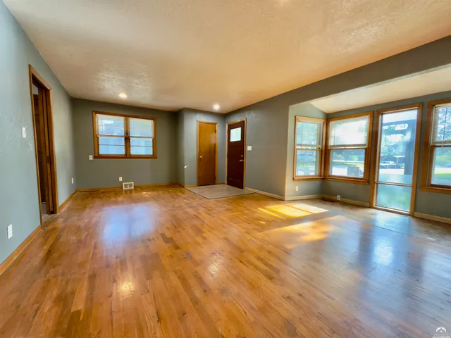 $270,000 | 923 Crestline Drive, Lawrence, KS 66049