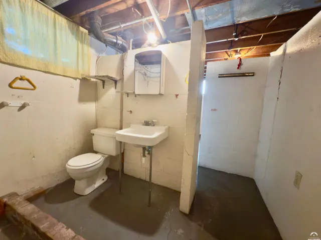 $270,000 | 923 Crestline Drive, Lawrence, KS 66049