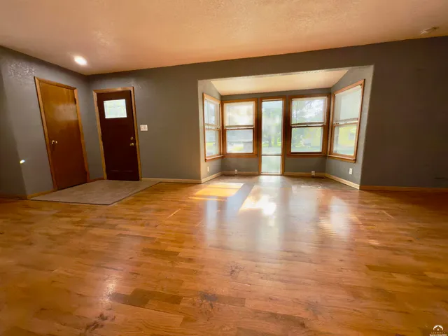 $270,000 | 923 Crestline Drive, Lawrence, KS 66049