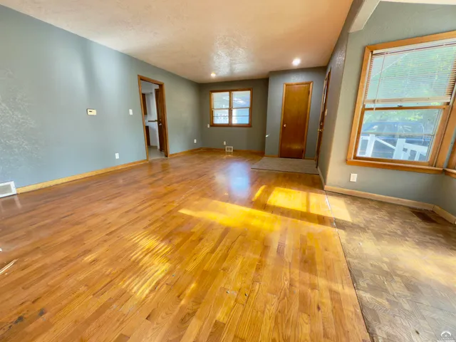 $270,000 | 923 Crestline Drive, Lawrence, KS 66049