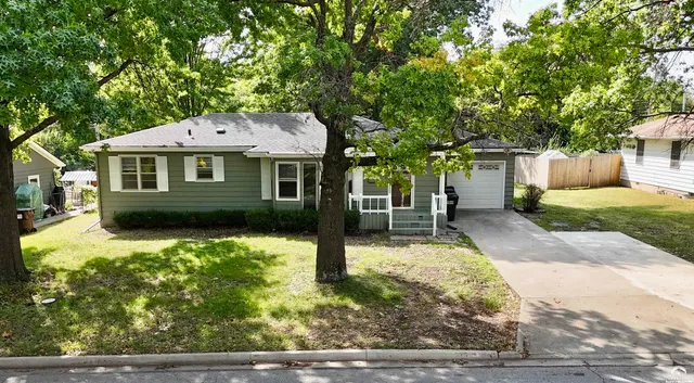 $270,000 | 923 Crestline Drive, Lawrence, KS 66049